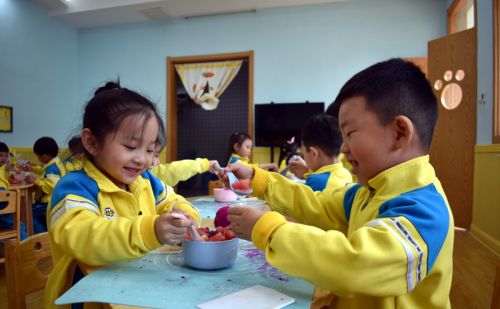 邢台市襄都区第八幼儿园：幼儿动手做美食 劳动中收获快乐