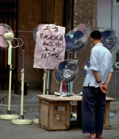 80年代四川的二手电风扇，进口竹编椅，80年代的黑丝，用图看历史