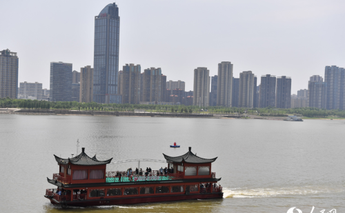 江西南昌：乘坐游轮赏城市美景