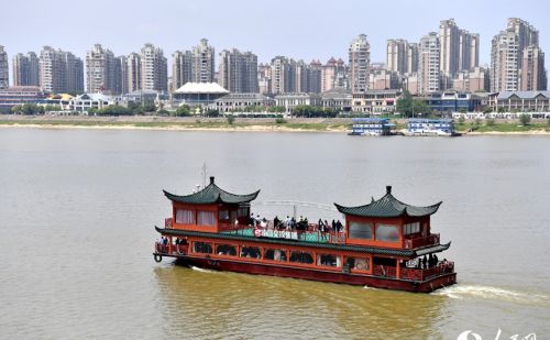 江西南昌：乘坐游轮赏城市美景