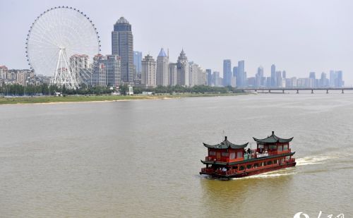 江西南昌：乘坐游轮赏城市美景