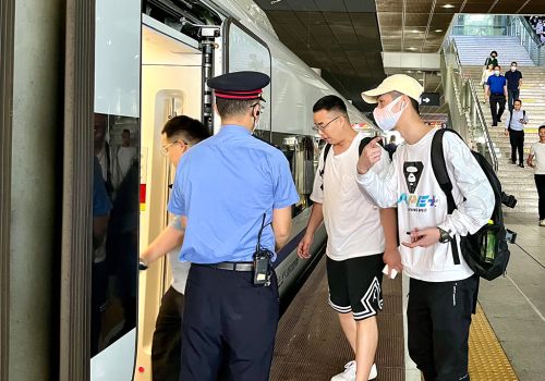 深圳铁路日均开行1000余趟列车 保障五一假期旅客出行
