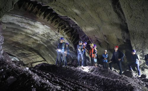 （经济）云南：楚大高速扩容工程最后一座隧道顺利贯通