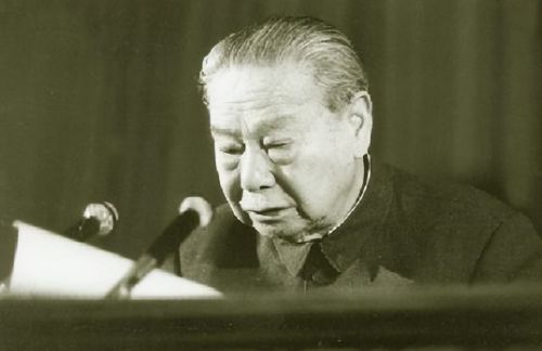 他是副总理的儿子，被授予少将衔，2001年因泄露机密等罪被判无期