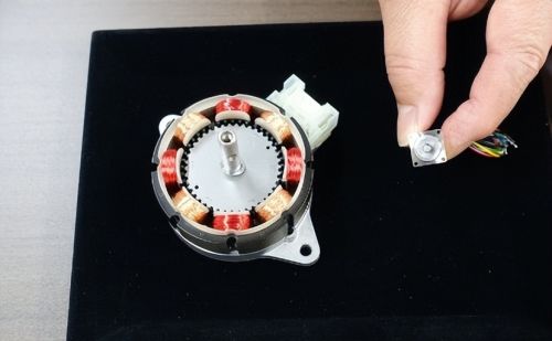 高扭矩小型电机，可以用于驱动机器人手指，断电还可以保持握力