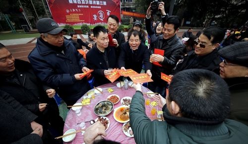 回老家5天，吃了2场酒席，才明白现在的农村，这些人地位最高