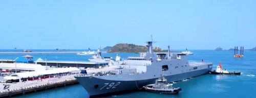 中国造舰艇亮剑南海！成为东南亚最大战舰，比航母还要大两倍多