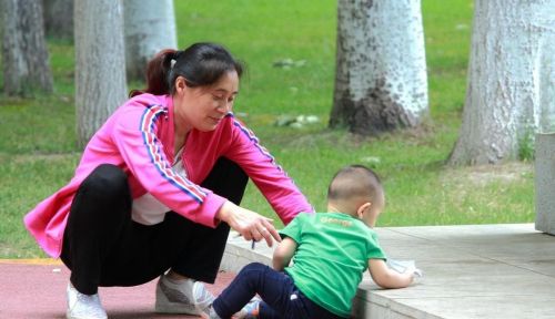 孩子从小是带奶奶，可长大后却不和奶奶亲近了为啥？并非是不孝顺