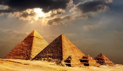 历史上的金字塔究竟是怎么建造的，考古学家研究了很多