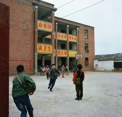 一个日本摄影师，80年代来中国五次，拍了8000张儿童照片