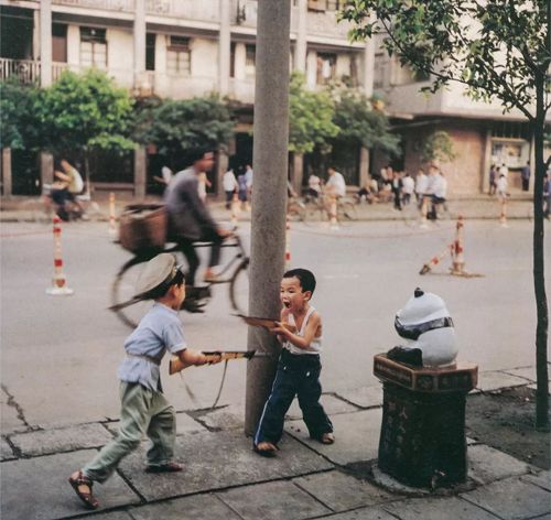 一个日本摄影师，80年代来中国五次，拍了8000张儿童照片