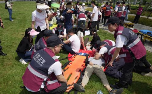成都市卫生应急医疗救援队开展大运会突发事件处置演练