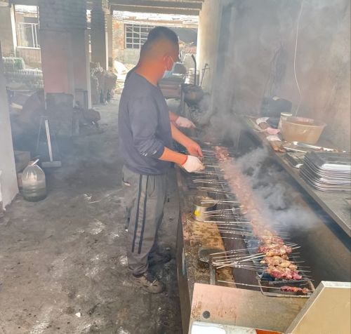 淄博小镇上的烧烤店，因老板一个举动火了，网友：看不惯就要毁灭