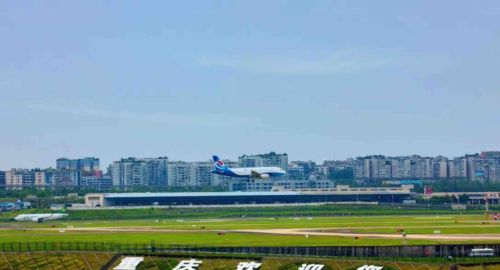 重庆江北机场迎节前客流高峰 这些航班最火