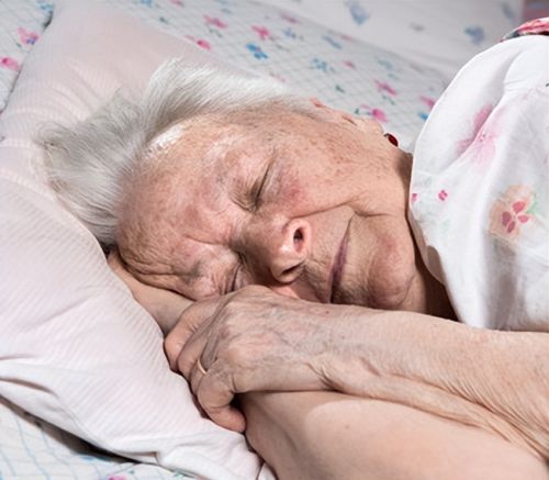 2019年，日本70岁儿媳勒死96岁婆婆后服药自杀：我只想睡个好觉