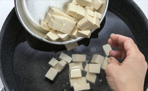 做麻婆豆腐，直接下锅是大忌，记住2个技巧，嫩滑不碎，鲜香入味