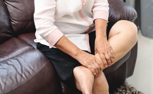 晚上睡觉腿抽筋是缺钙？提醒：老年人频繁抽筋，或与2种病有关