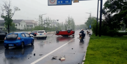 下雨天能不能开双闪，这几点很重要