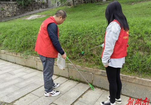 衡阳湘北社区开展爱国卫生月主题巡河净滩活动