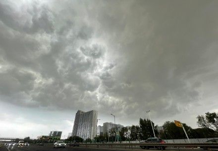 初雷响了！北京冰雹雷电预警齐拉响 雷雨将影响北京晚高峰