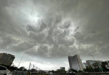 初雷响了！北京冰雹雷电预警齐拉响 雷雨将影响北京晚高峰