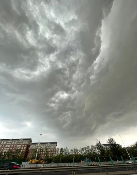 初雷响了！北京冰雹雷电预警齐拉响 雷雨将影响北京晚高峰