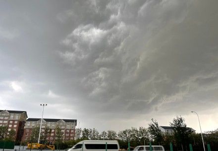 初雷响了！北京冰雹雷电预警齐拉响 雷雨将影响北京晚高峰