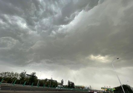 初雷响了！北京冰雹雷电预警齐拉响 雷雨将影响北京晚高峰