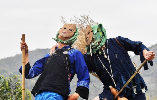 每周奇趣掠影丨全国多地迎来五一出行高峰；大熊猫“丫丫”回国后首次露面