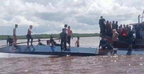 印尼快艇超载翻船，事发时船上约80名乘客至少11人死亡