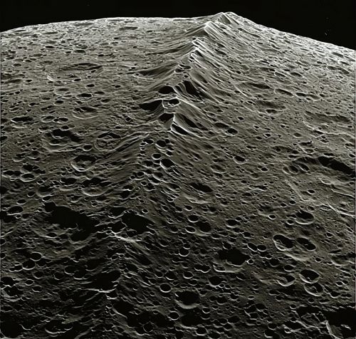 表面“焊痕”长达1300公里，这颗星球是一艘废弃的飞船？