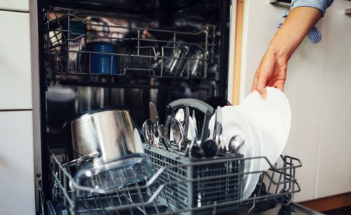 洗碗机真能洗干净餐具吗?为什么洗碗机打开经常有异味？