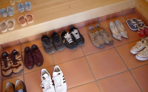 日本人进屋要脱鞋，如遇到有“脚臭”的客人咋办？来看看其做法