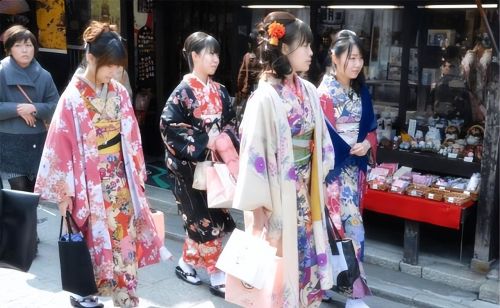 日本大量女性来到中国，其原因不是旅游，那是因为什么“目的”？