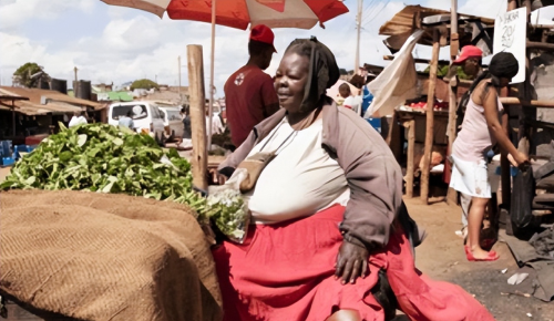 非洲部落“第一美人”：体重超300斤，因情敌太多，丈夫寸步不离
