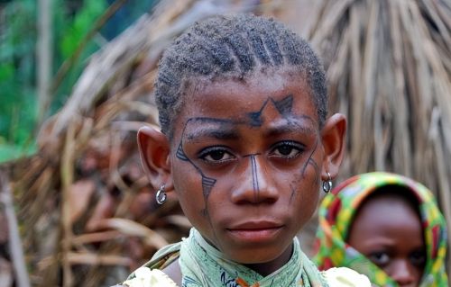 非洲原始森林里的小矮人，成人身高1.3米，8岁就发育成熟结婚生子