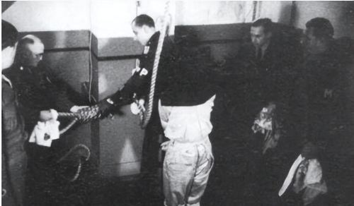 1948年,东条英机吃断头饭的现场,执行绞刑时经过十几分钟折磨才死