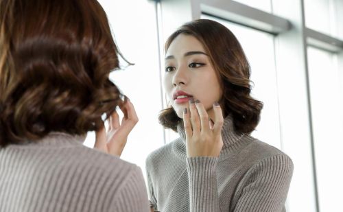 女人化妆卡粉怎么回事(女生化妆卡粉)