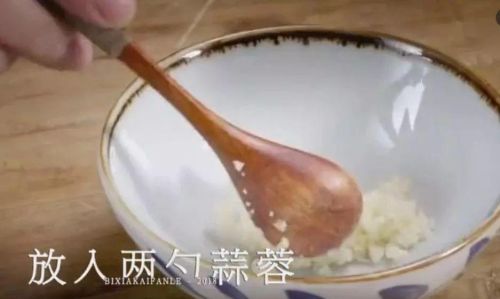 万能海鲜蘸料,教你在家做,蘸啥都好吃(万能海鲜蘸料的做法)