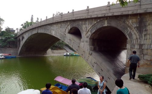 它是“华北四宝”之一，历经10次水灾7.6级地震，1400年屹立不倒