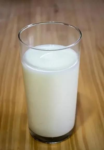 纯牛奶加黄油秒变淡奶油能喝吗(纯牛奶加黄油做淡奶油)