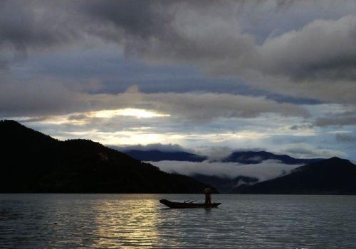 挨着泸沽湖的景区(泸沽湖周围)