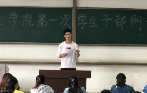 大学中的班干部,这几个位置作用很大,值得竞争吗(大学班干部的作用是什么)