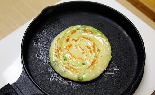 葱油饼冷水和面可以吗(冷水面葱油饼的家常做法)