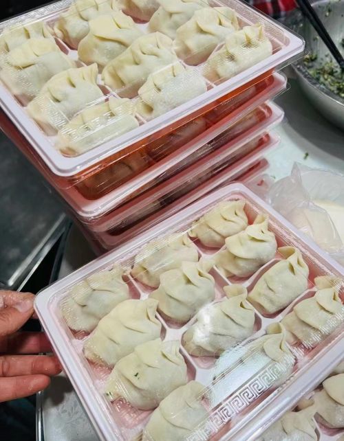 包好的饺子怎么放冰箱保存不会粘一起(包好的饺子怎么冷藏?)