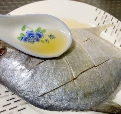清蒸金鲳鱼怎样做最好吃(清蒸金鲳鱼的做法教程)