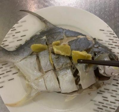 清蒸金鲳鱼怎样做最好吃(清蒸金鲳鱼的做法教程)