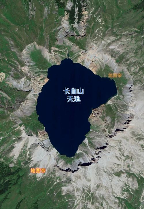 长白山天池和西湖哪个大(长白山天池和天山天池哪个好)