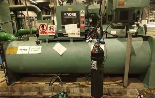 空调水冷机组蒸发器铜管冻裂的原因与案例分析