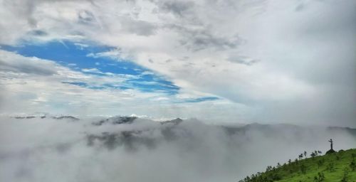 登鹳雀楼这首诗里面的黄河(登鹳雀楼写的是黄河的哪段)